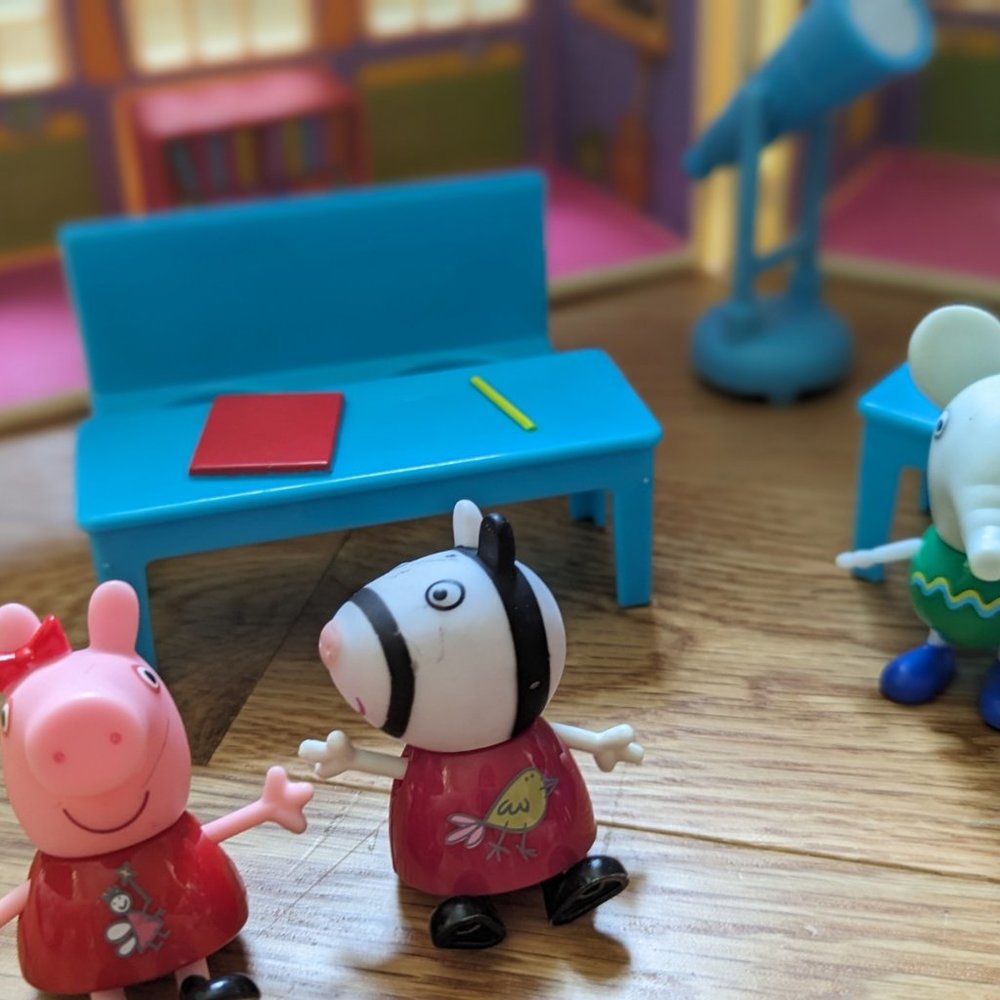 SOLD - Peppa Pig School house - Picture 3 of 8
